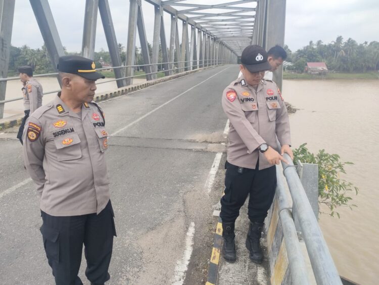 Quick Respon Kapolsek Pangean dan Anggota Cek TKP Kasus Pencurian Besi Siku Jembatan Penghubung Desa Pulau Tengah dan Desa Padang Tanggung Kecamatan Pangean
