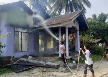 Satu Unit Rumah di Desa Sungai Paku Kecamatan Singingi Hilir Hangus Terbakar, Kapolsek Singingi Hilir Berikan Pengamanan di Lokasi Kebakaran