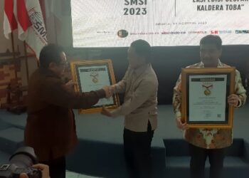 Malam Anugerah, Pj Gubernur Banten Al Muktabar Raih Sahabat Pers SMSI