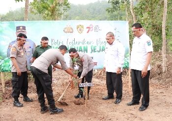 Polres Sawahlunto Beserta  Jajaran Polsek Tanam 1000 Bibit  Pohon, Lestarikan Negeri Hijau Sejak Dini