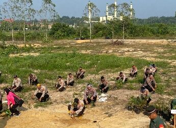 Polres Pelalawan Tanam 3200 Batang Pohon Penghijauan. ini Keterangan Waka Polres Pelalawan