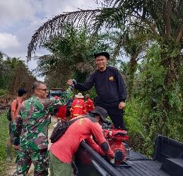 Minimnya Sumber Air, Polsek Tapung Tidak Patah Semangat Padamkan Karhutla