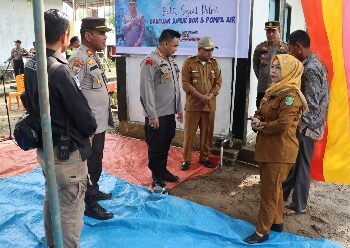 Kapolres Inhu Serahkan Bantuan Sumur Bor dan Pompa Air di Desa Rantau Mapesai