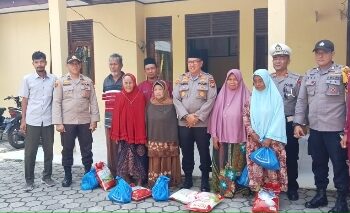10 Warga Buluh Nipis Dikunjungi Kapolsek Siak Hulu Dalam Rangka Bhakti Sosial Jum’at Berkah