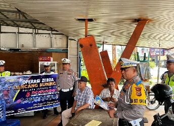 Kegiatan Preemtif Ops Zebra, Satlantas Polres Inhu Bagikan Helm Gratis