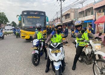 Kapolres Pelalawan bersama Kasat lantas Polres Pelalawan tinjau langsung pelaksanaan operasi zebra lancang kuning 2023