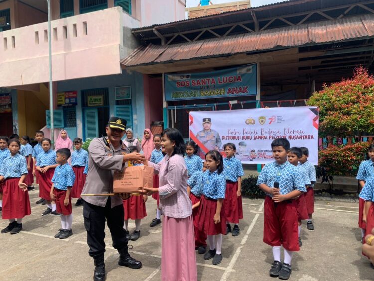 Melalui program Polri Peduli Budaya Literasi, Polres Sawahlunto Bagikan Ratusan  Buku Bacaan Di tiga Sekolah