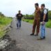 Lurah Pangkalan Kerinci Timur Tinjau Lokasi Jalan Aspal Rusak yang Dikeluhkan Warga