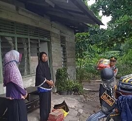 Kapolsek Payung Sekaki Berikan Bansos Sembako Kepada Warga Kurang Mampu
