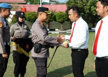 6 Anggota dan 2 Masyarakat Berprestasi serta Berdedikasi Tinggi, Terima Penghargaan dari Kapolres Kampar