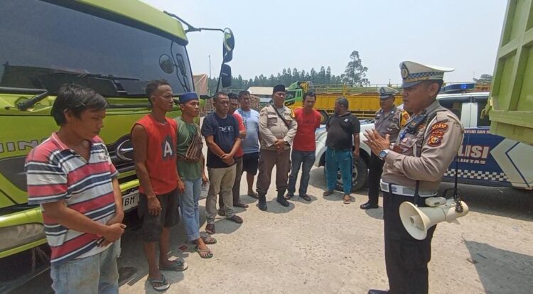 Cegah Pungli, Personil Polsek Tualang Sampaikan Himbauan Pencegahan Pungli Kepada Supir Truck