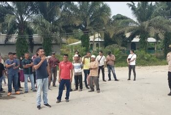 Ratusan Tokoh Masyarakat dan Buruh Gembok Pabrik Kelapa Sawit PT MUP