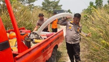 TEAM KARHUTLA POLSEK TAMBANG MASIH BERJIBAKU PADAMKAN API DI DAERAH RIMBO PANJANG