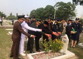 HUT TNI ke 78 Tahun 2023 Aspidmil Kejati Riau Beserta para Pejabat Tinggi di Riau Gelar Upacara Ziarah Nasional