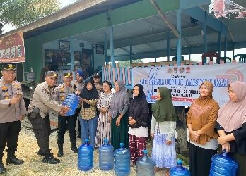Sambut HUT Humas Polri ke -72, Polres Pelalawan distribusikan air mineral sebanyak 250 galon