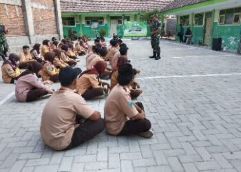 Danramil 0815/08 Dawarblandong Ajarkan Wasbang Siswa-Siswi MA Hasanuddin