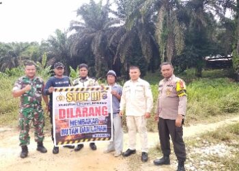 Bhabinkamtibmas Polsek Minas Bersama Babinsa Koramil 03/Minas Ajak Warga Sosialisasi dan Patroli Antisipasi Karhutla