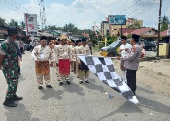 Wakapolres Kuansing Hadiri Pawai Ta’aruf Kafilah MTQ ke XXI Tingkat Kabupaten Kuansing Tahun 2023 di Kecamatan Kuantan Hilir
