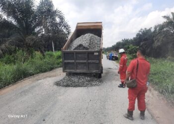 EMP Bentu Ltd Perbaiki Jalan Poros Langgam – Lubuk Ogong