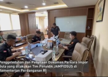 Tim Penyidik Jaksa Agung Muda Tindak Pidana Khusus Melakukan Penggeledahan dan Penyitaan di Kantor Kementerian Perdagangan RI