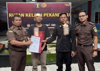 Penahanan Satu Orang Tersangka Tindak Pidana Korupsi Penyalahgunaan Jabatan Akhirnya diamankan Tim Tabur Kejagung RI