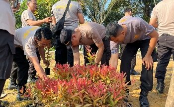 Polres Pelalawan laksanakan Bhakti Penanaman Pohon Serentak dalam Rangka SSDM Polri Mengabdi Untuk Negeri 2023