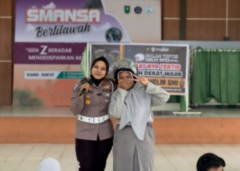 Kasat Lantas Polres Pelalawan Gelar Bulan Tertib Helm 2023 melalui Program Police Goes To School di SMAN 1 Pangkalan Kerinci