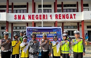 Banjir Helm dan Doorprize di SMA 1 Rengat, Ternyata Ini Yang Dilaksanakan Polres Inhu
