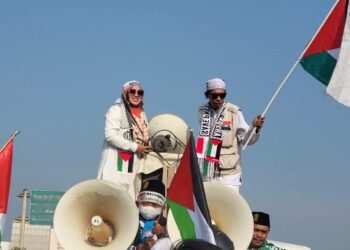 Viral! Muslimah Cantik Kibarkan Bendera Palestina di Atas Mobil Komando Pesantren At Taqwa Saat Aksi Akbar Bela Palestina Cikarang