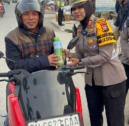 Kasat Lantas Polres Pelalawan Beri Reward Kepada Pengendara Sepeda Motor