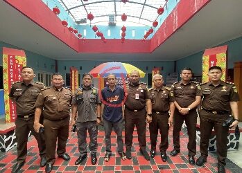 PENYERAHAN TERSANGKA DAN BARANG BUKTI PERKARA DUGAAN TIPIKOR PEMBANGUNAN JEMBATAN SUNGAI ENOK