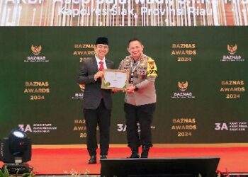 Kapolres Siak AKBP Asep Sujarwadi Terima Penghargaan Sebagai Tokoh Publik Pendukung Zakat Dalam Baznas Award 2024