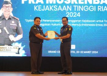 Kepala Kejaksaan Tinggi Riau Secara Resmi Menutup Kegiatan Pra Musrenbang Kejaksaan Tinggi Riau Tahun Anggaran 2024