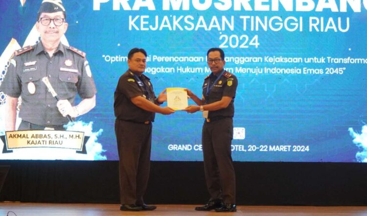 Kepala Kejaksaan Tinggi Riau Secara Resmi Menutup Kegiatan Pra Musrenbang Kejaksaan Tinggi Riau Tahun Anggaran 2024