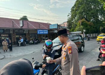 Dibulan Puasa Kapolsek Lima Puluh Berbagi Takjil Gratis Bagi Berkendara yang Melintas Depan Polsek