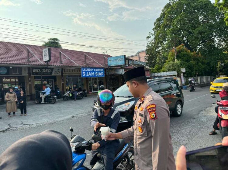 Dibulan Puasa Kapolsek Lima Puluh Berbagi Takjil Gratis Bagi Berkendara yang Melintas Depan Polsek