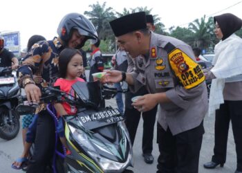 Gandeng, LAMR, KAMMI dan AXIS, Kapolres Inhu Berbagi Takjil di Danau Raja