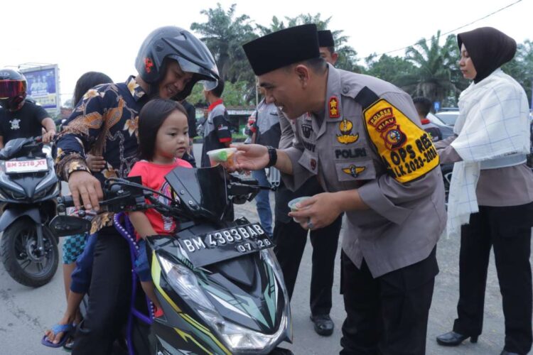 Gandeng, LAMR, KAMMI dan AXIS, Kapolres Inhu Berbagi Takjil di Danau Raja