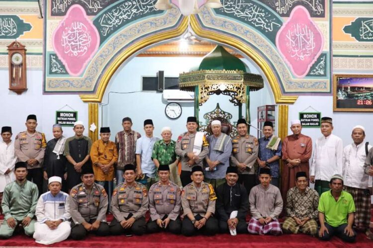 Pastikan Situasi Kamtibmas Kondusif Selama Bulan Suci Ramadhan Kapolres Pelalawan Rutin lakukan sholat Tarawih Keliling