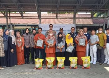 Personil Polsek Sukajadi Bersama Yayasan Buddha Tzu Chi Indonesia Bagikan 118 Paket Sembako Kepada Karyawan RS Islam Ibnusina