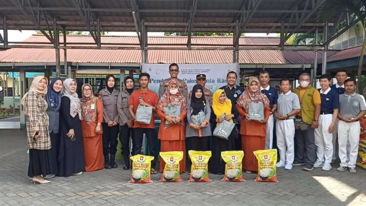 Personil Polsek Sukajadi Bersama Yayasan Buddha Tzu Chi Indonesia Bagikan 118 Paket Sembako Kepada Karyawan RS Islam Ibnusina