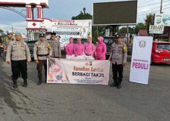 Personil Polsek Kuantan Tengah dan Bhayangkari Bagikan Takjil di Taman Jalur Kecamatan Kuantan Tengah