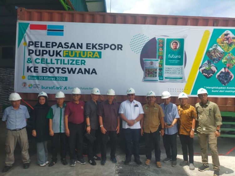 Ketum Kadin Riau Lepas Ekspor Perdana Pupuk Batubara Futura ke Botswana Afrika