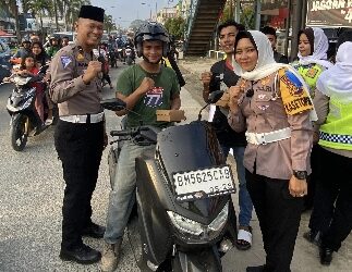 Ini Senyum Kasatlantas Polres Pelalawan Sedang Berbagi Takjil Kepada Masyarakat Pengguna Jalan di Kota Pangkalan Kerinci