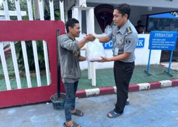 Lapas Kelas II Pekanbaru Adakan Pembagian Takjil Bagi Kendara yang Lalu lalang depan Lapas