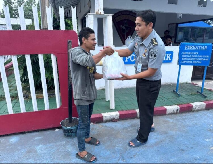Lapas Kelas II Pekanbaru Adakan Pembagian Takjil Bagi Kendara yang Lalu lalang depan Lapas