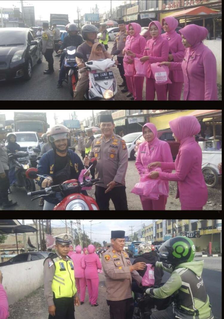 Keluarga Besar Polsek Siak Hulu Berbagi 50 Takjil Kepada Pengguna Jalan Raya Tertib Berlalu Lintas