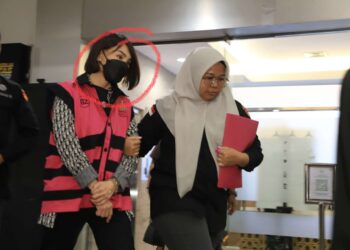 Tim Penyidik JamPidsus Kejagung RI Menahan Wanita Berparas Cantik Tersangka HLN