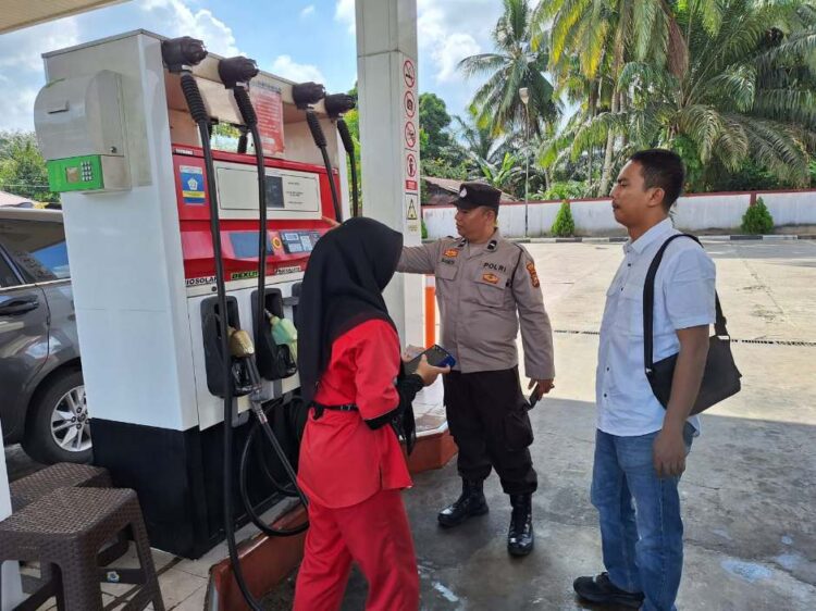 Polsek Singingi Melakukan Pengecekan Pendistribusian BBM di SPBU Logas Hilir