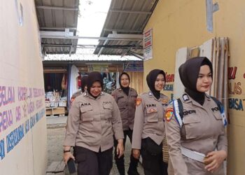Para Polwan Cantik Polresta Pekanbaru Patroli dengan Berjalan Kaki Jaga Kamtibmas diPasar Bawah